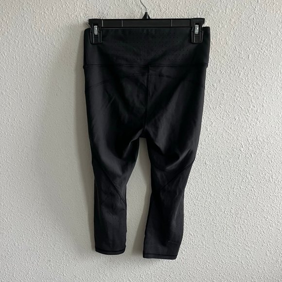 Athleta Women's Stealth Trucool Black Capri Laser Cut Leggings Size S - Picture 7 of 11